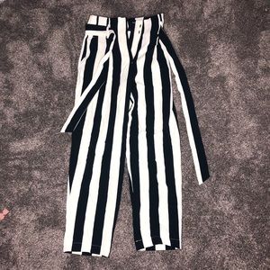 H&M Pants - fit and flare dressy capris H&M Pants - fit and flare dressy capris